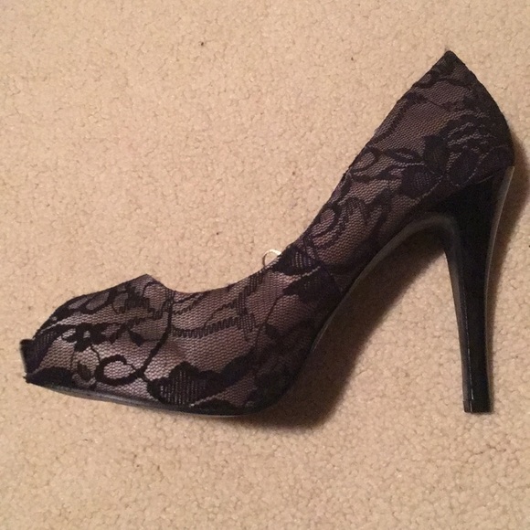 NEW Wet Seal Black Lace Peep Toe Heels in 9 - Picture 3 of 5